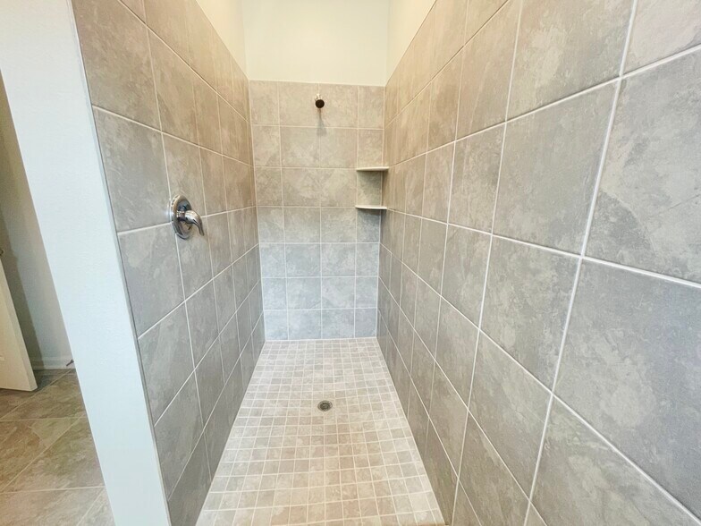 Primary Shower - 1424 Brentwood Dr