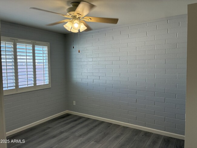 Building Photo - 10530 W Hope Dr
