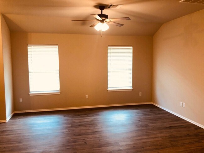 Building Photo - 3 bed 2 bath with 2 car garage duplex for rent in Edmond near Broadway and 2nd Street!