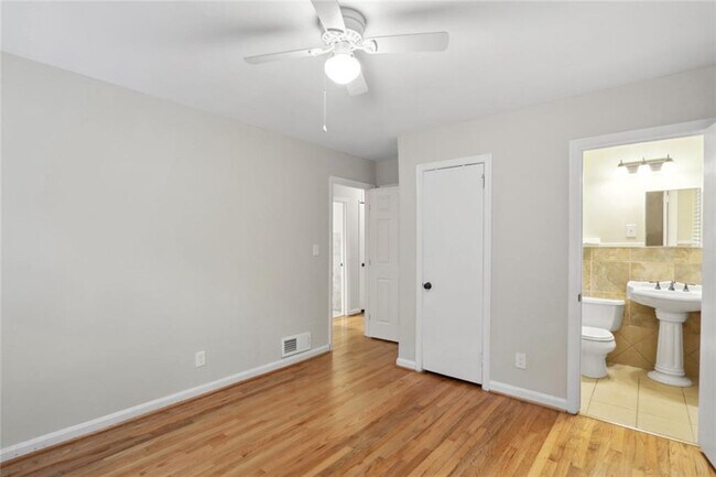 Building Photo - 2120 Meadowbrook Ln SE