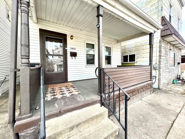 Building Photo - 1613 Fourth Avenue (Full Service)
