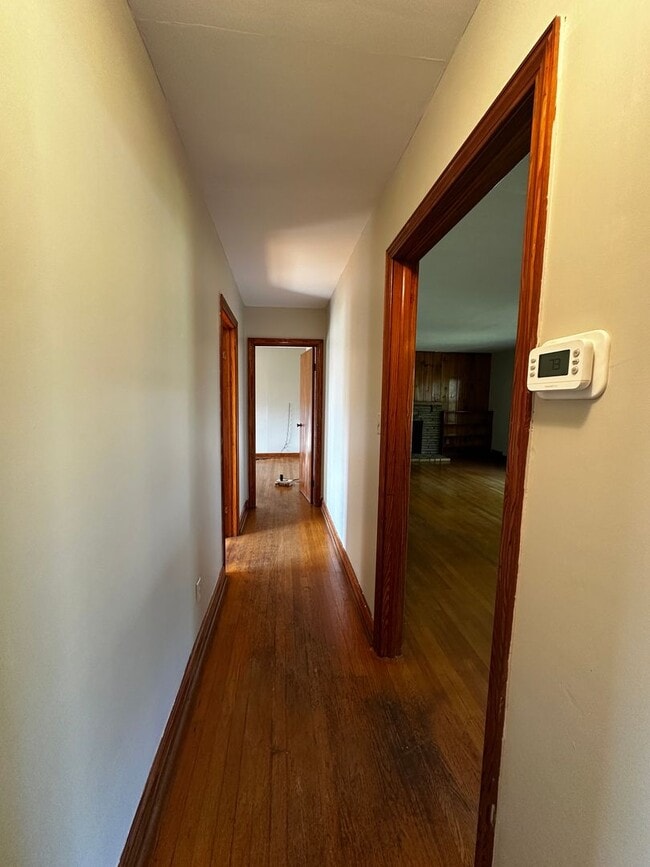 Building Photo - **Move-In Special !! 3 bed/ 2 bath rancher...