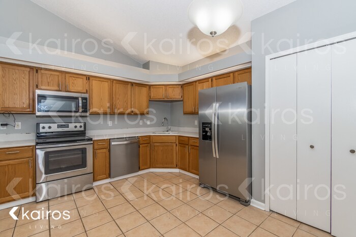 Building Photo - 1846 Manitoba Ct N