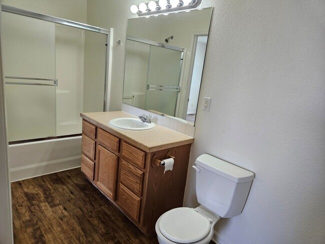 Building Photo - Adorable 2 bedroom townhome Available ASAP!