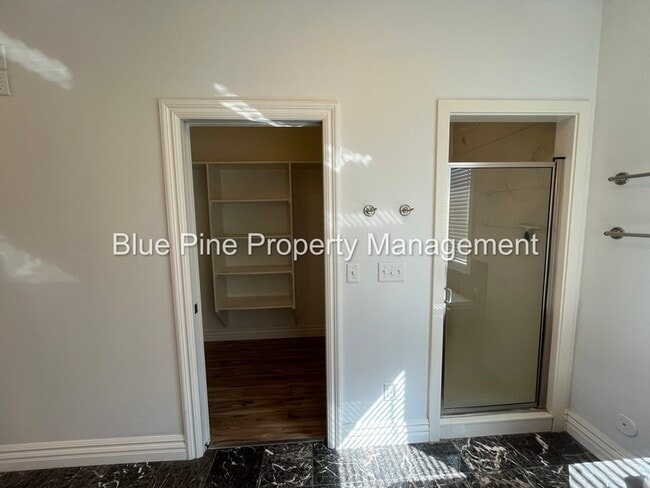 Building Photo - 8426 S Black Hawk Dr