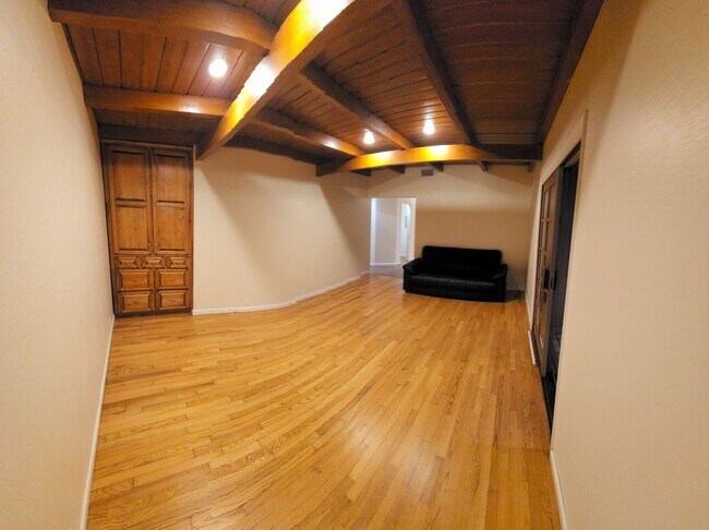 Building Photo - 5 bed 3.5 bath home close to campus!