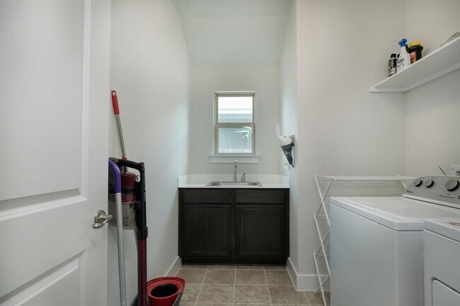 Building Photo - 229 Finstown St
