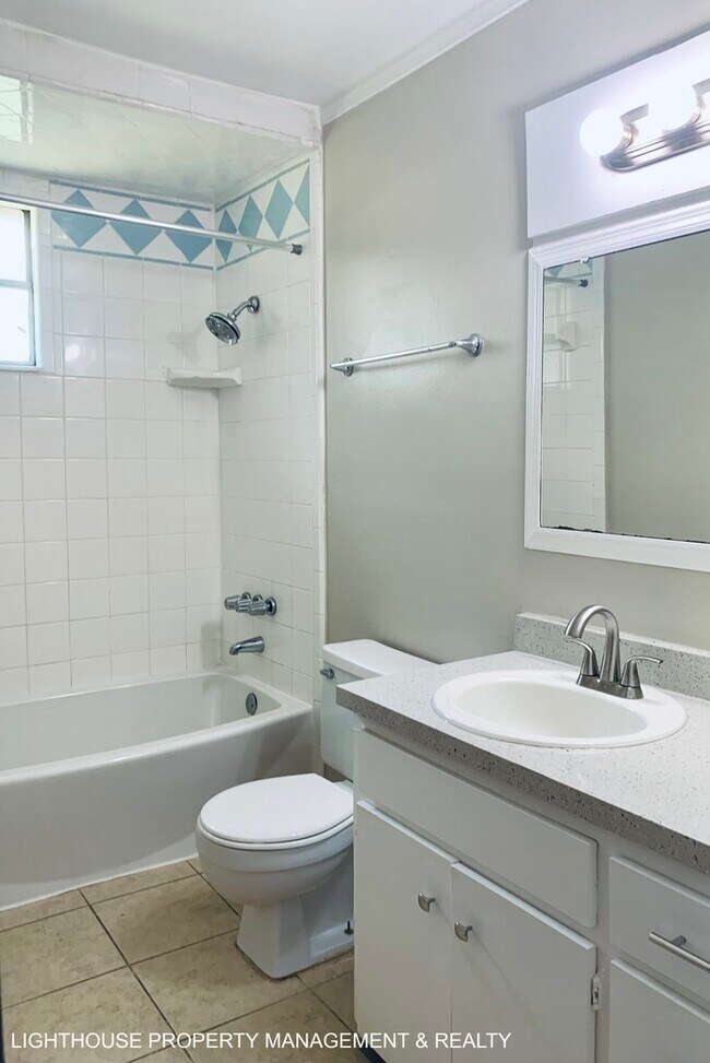 Building Photo - Cozy 2/1 duplex