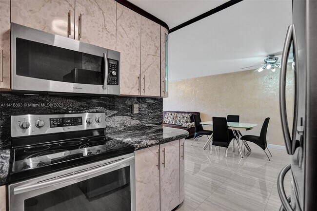 Building Photo - 1913 S Ocean Dr