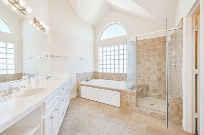 Building Photo - 11307 Main Holly Dr