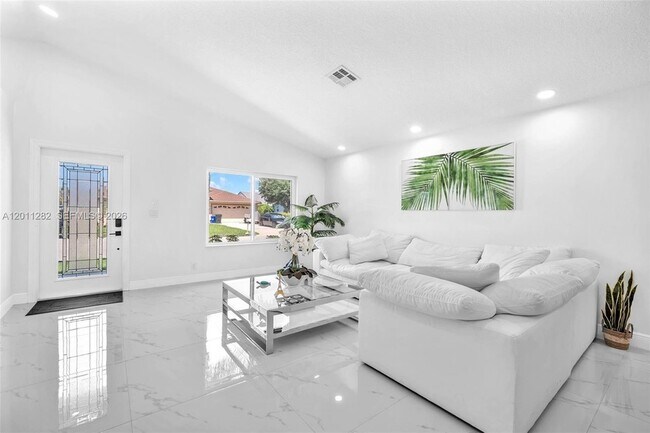 Building Photo - 252 Malibu Cir