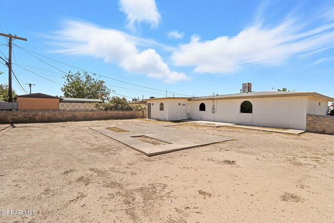Building Photo - 400 De Vargas Dr