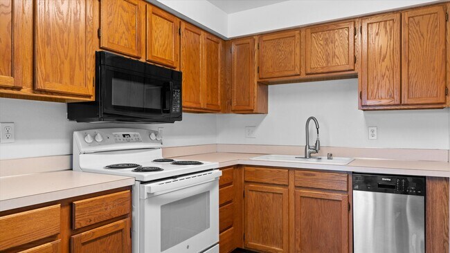 Building Photo - Charming 2-Bed, 1-Bath Condo for Lease at Ivy Club – Low Maintenance Living