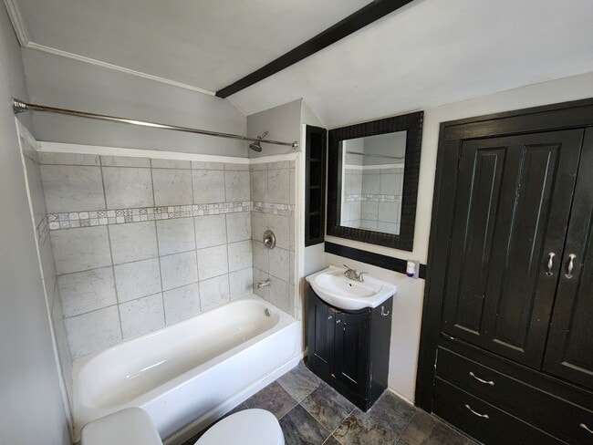 Building Photo - Charming 2 Bedroom House