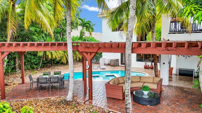 Building Photo - 10703 Versailles Blvd