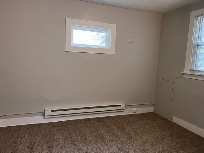Building Photo - Recently Remodeled Home Close to Medical M...
