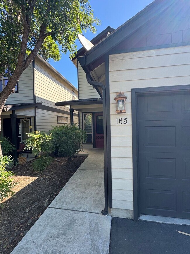 Building Photo - 2 Bedroom-2.5 Bath Townhome