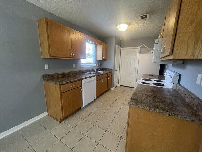 Building Photo - 192 Mary Ln