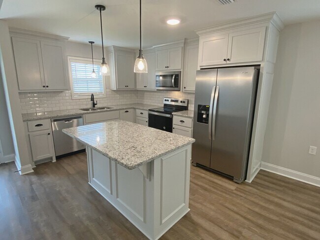Building Photo - 3 bedrooms, 2 baths in Hahira/North Lownde...