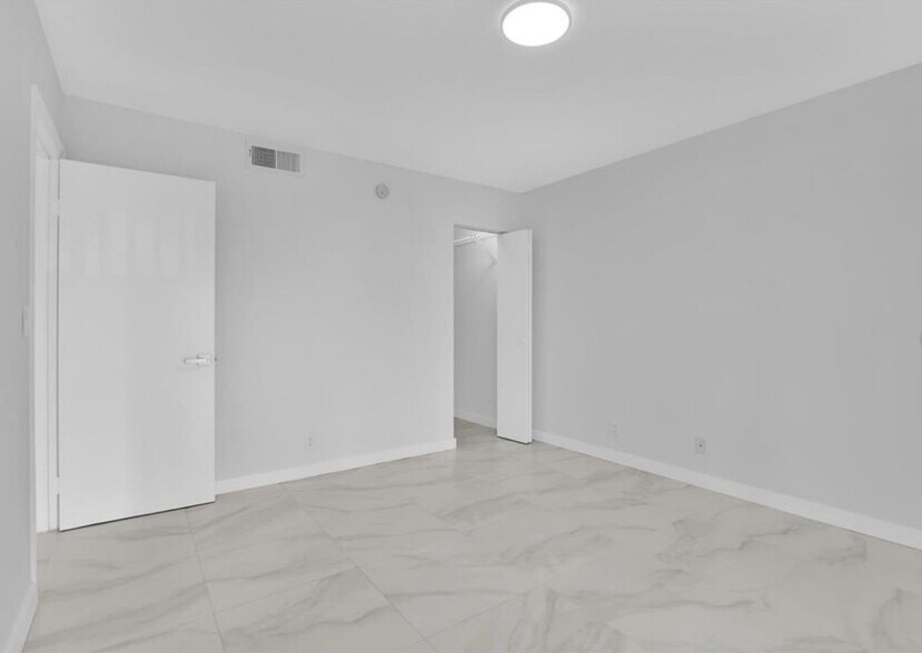 Building Photo - 3430 Pinewalk Dr N