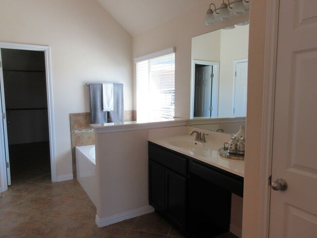 Building Photo - Four Bedroom Home in Round Rock - Paloma Lake