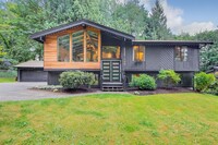 Building Photo - Stunning Home in Lake Stevens
