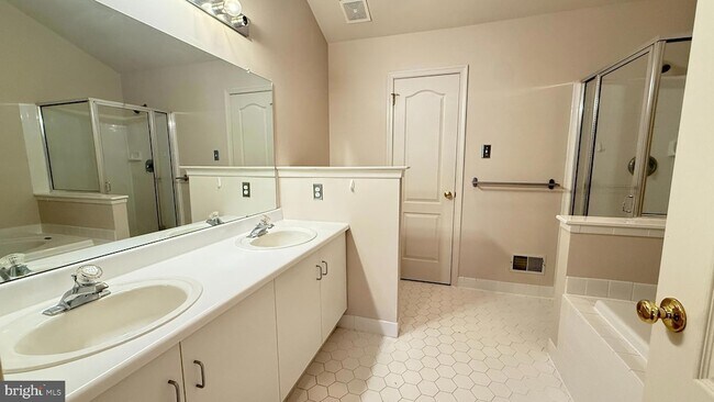 Building Photo - 207 Lookout Pl
