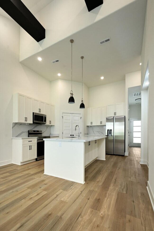 Building Photo - 100-102 Amberwood Ct