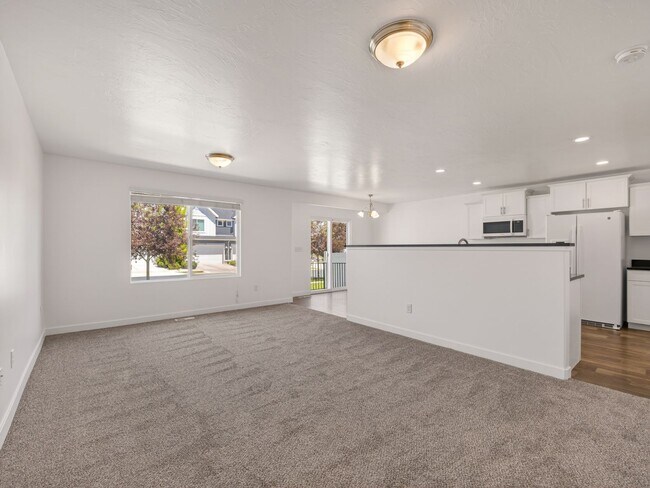 Building Photo - 98 E Harmony Ct