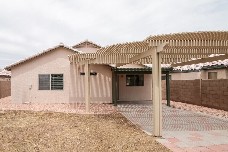 Building Photo - 15843 W Woodlands Ave