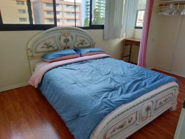 2nd Bedroom Full Size Bed - 1571 Piikoi St