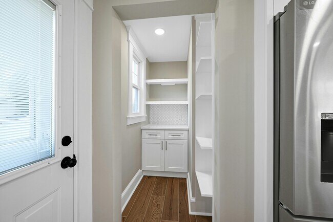 Building Photo - 25 Marinus St