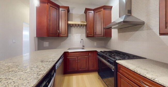 Building Photo - 166 Boylston St