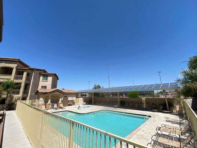 Building Photo - Spacious and Updated 3 Bed/2 Bath Condo w/Garage - Mesa