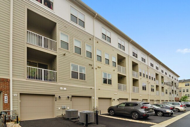 Building Photo - Beautiful and within walking distance to a...
