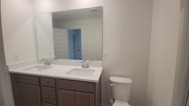 Building Photo - 7580 Discovery Pt Dr NW