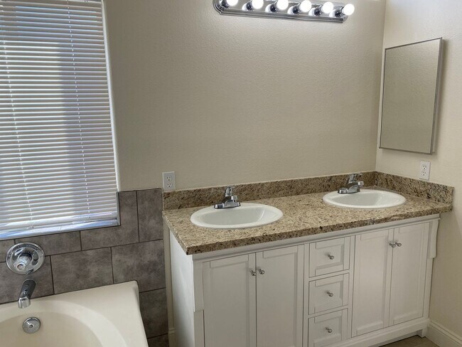 Building Photo - 2252 Bridle Wreath Ln