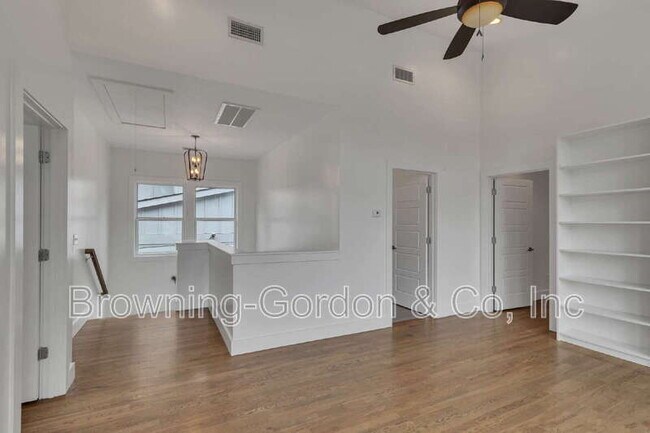 Building Photo - 1137B Kirkland Ave