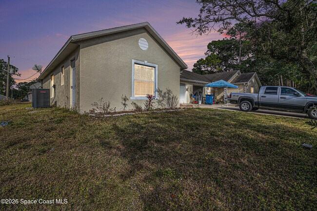 Building Photo - 1667 Desco