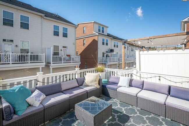 Building Photo - Luxury 3-Bed, 4-Bath Townhouse with Modern Amenities