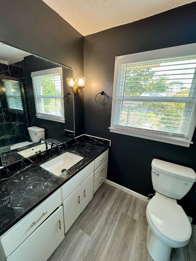 Building Photo - 3207 Cromwell Dr
