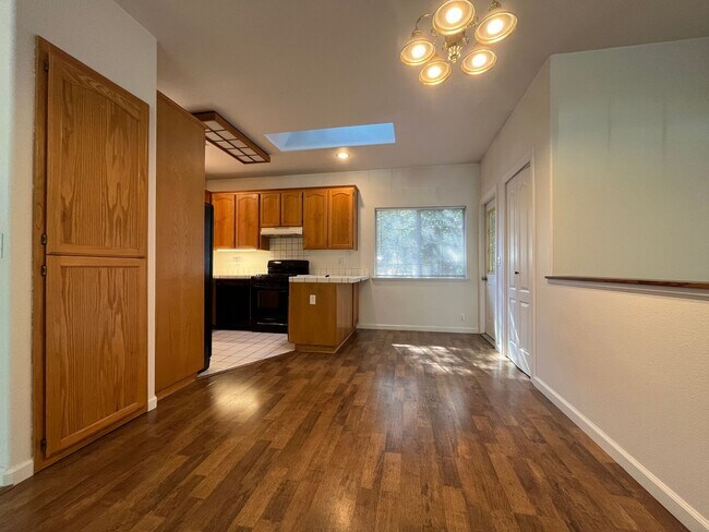 Building Photo - 1146 Vista Dr
