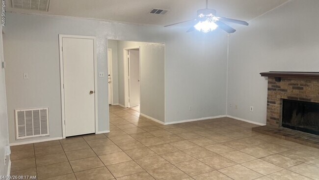 Building Photo - 501 Lantana Dr