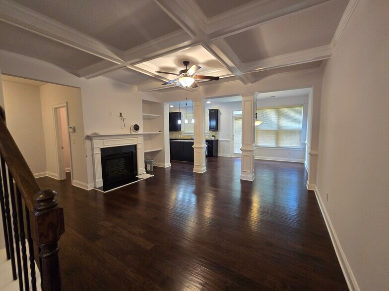 Building Photo - 2470 Whiteoak Run SE