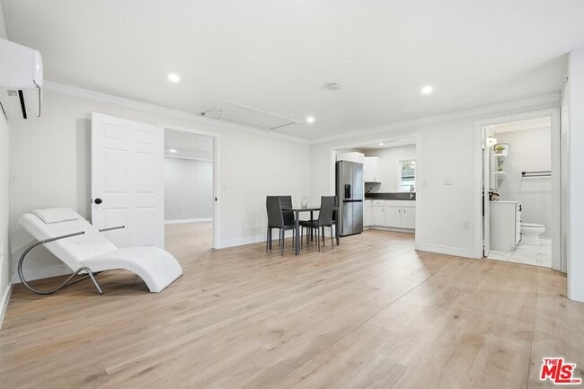 Building Photo - 15040 Hamlin St