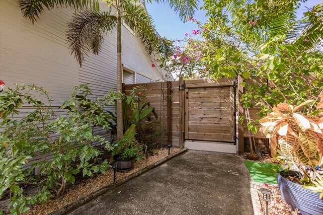 Building Photo - 808 N Palmway