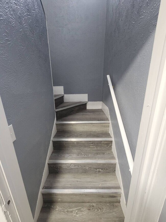 Building Photo - Charming 3-Bedroom Property in Prime Location