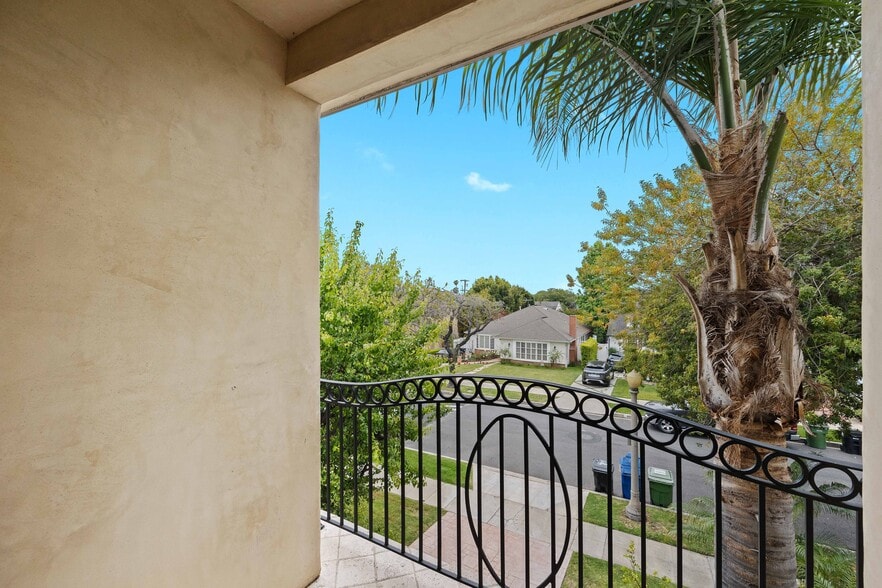 Building Photo - 9033 Cresta Dr