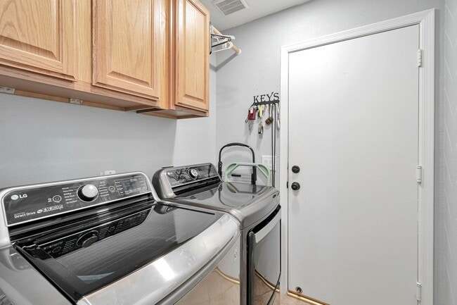 Building Photo - Your Spacious DREAM Home in The Heart of Gilbert!