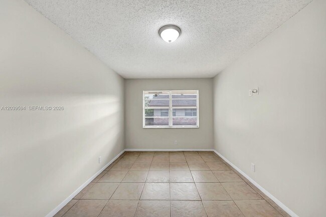 Building Photo - 2610 Riverland Dr